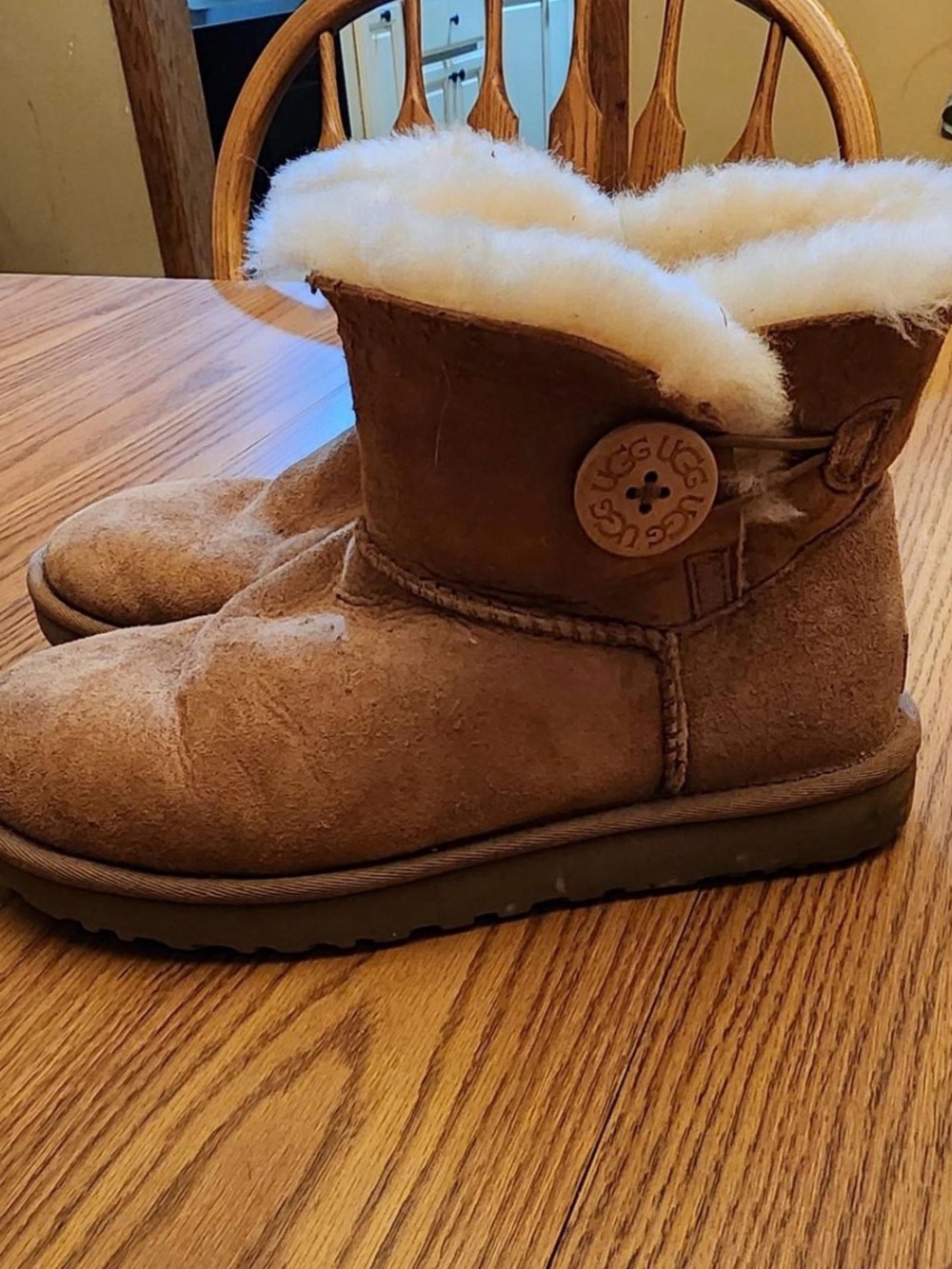 UGG Bailey Button Boots – Women’s Size 7 Chestnut Suede & Shearling Lined